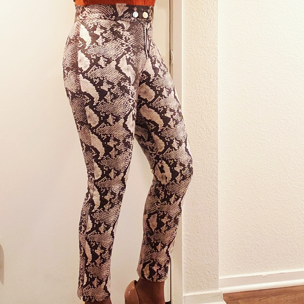 NWT Size 0 URBAN OUTFITTERS soft faux leather snakeskin pants. Brown & Beige.